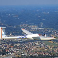 Flugwegposition um 15:02:33: Aufgenommen in der Nähe von Gemeinde Unterpremstätten, Österreich in 950 Meter