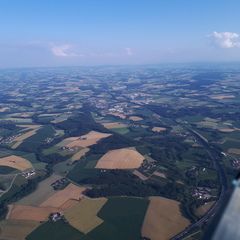 Flugwegposition um 16:53:35: Aufgenommen in der Nähe von Gemeinde St. Marienkirchen bei Schärding, Österreich in 1334 Meter