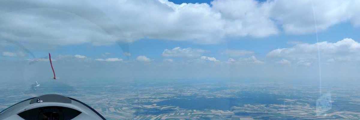 Flugwegposition um 11:35:20: Aufgenommen in der Nähe von Okres Znojmo, Tschechien in 1586 Meter