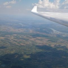 Flugwegposition um 13:35:43: Aufgenommen in der Nähe von Gemeinde Langenlois, Österreich in 1816 Meter