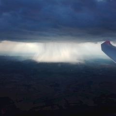 Flugwegposition um 16:38:33: Aufgenommen in der Nähe von Gemeinde Burgschleinitz-Kühnring, Österreich in 1344 Meter