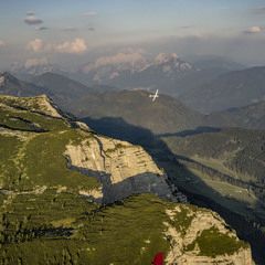Flugwegposition um 16:21:57: Aufgenommen in der Nähe von Gemeinde Liezen, Liezen, Österreich in 2033 Meter