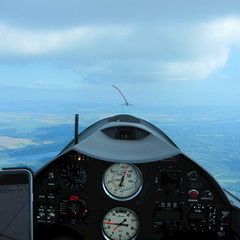 Flugwegposition um 13:14:26: Aufgenommen in der Nähe von Paksi, Ungarn in 1383 Meter