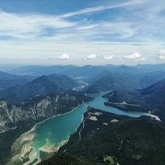 Flugwegposition um 10:09:50: Aufgenommen in der Nähe von Bad Tölz-Wolfratshausen, Deutschland in 1890 Meter
