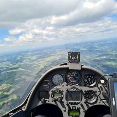 Flugwegposition um 10:21:33: Aufgenommen in der Nähe von Gemeinde Emmersdorf an der Donau, Emmersdorf an der Donau, Österreich in 1587 Meter