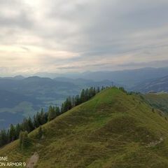 Flugwegposition um 15:41:33: Aufgenommen in der Nähe von Gemeinde Brixen im Thale, Österreich in 1960 Meter