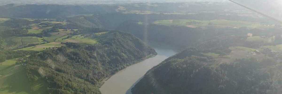 Flugwegposition um 17:04:52: Aufgenommen in der Nähe von Gemeinde St. Martin im Mühlkreis, Österreich in 911 Meter