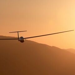 Flugwegposition um 18:37:08: Aufgenommen in der Nähe von Gemeinde Winzendorf-Muthmannsdorf, Österreich in 1064 Meter