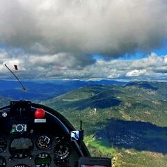 Flugwegposition um 12:00:27: Aufgenommen in der Nähe von Gemeinde Weinitzen, Österreich in 1456 Meter